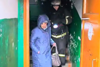 Фотография к новости: Мужчину увезли на скорой с места пожара в Павлодаре