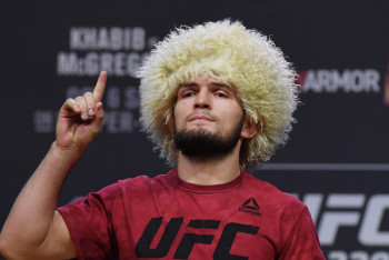 Фотография к новости: Хабиба Нурмагомедова сняли с самолёта в США