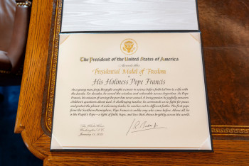 Фотография к новости: Джо Байден наградил Папу Римского