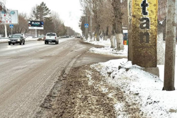 Фотография к новости: Костанаец просит полицию наказать коммунальщиков из-за грязи на дорогах