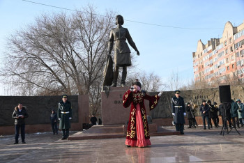 Фотография к новости: Дань подвигу отважной Алии Молдагуловой отдали в Актобе