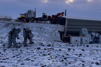 Фотография к новости: Перевозивший опасное химвещество грузовик съехал в кювет в ЗКО