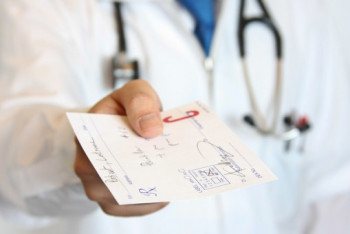 Фотография к новости: Наркотики по "липовым" рецептам: более 500 должностных лиц наказали за нарушения