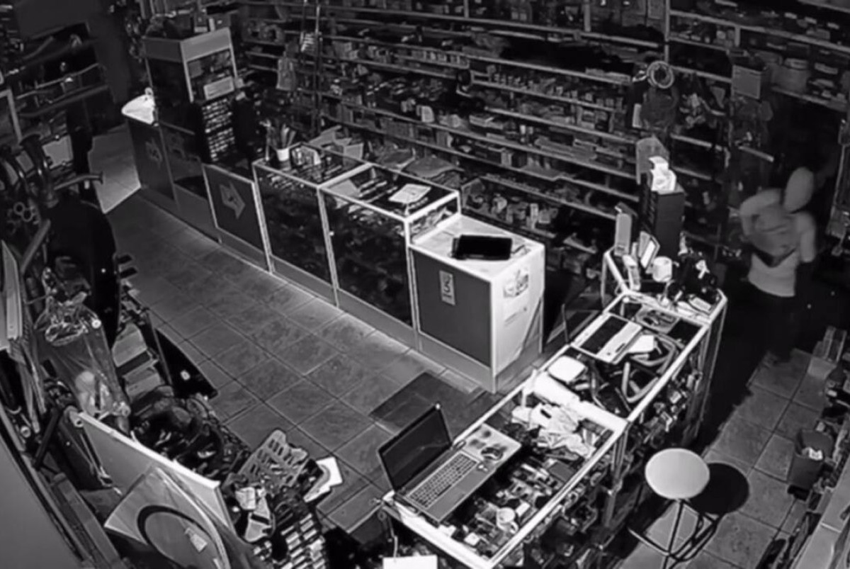 Доставщик воды обокрал магазин в ВКО