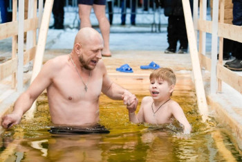 Фотография к новости: Сотни жителей Астаны пришли окунуться в крещенскую купель