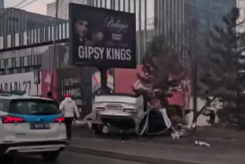 Фотография к новости: Авто перевернулось в результате ДТП в Алматы: погибла женщина