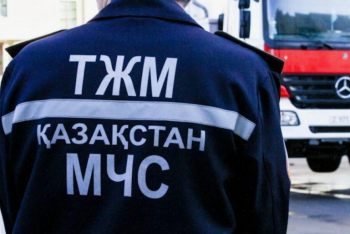 Фотография к новости: На западе Казахстана спасатели помогли дальнобойщикам