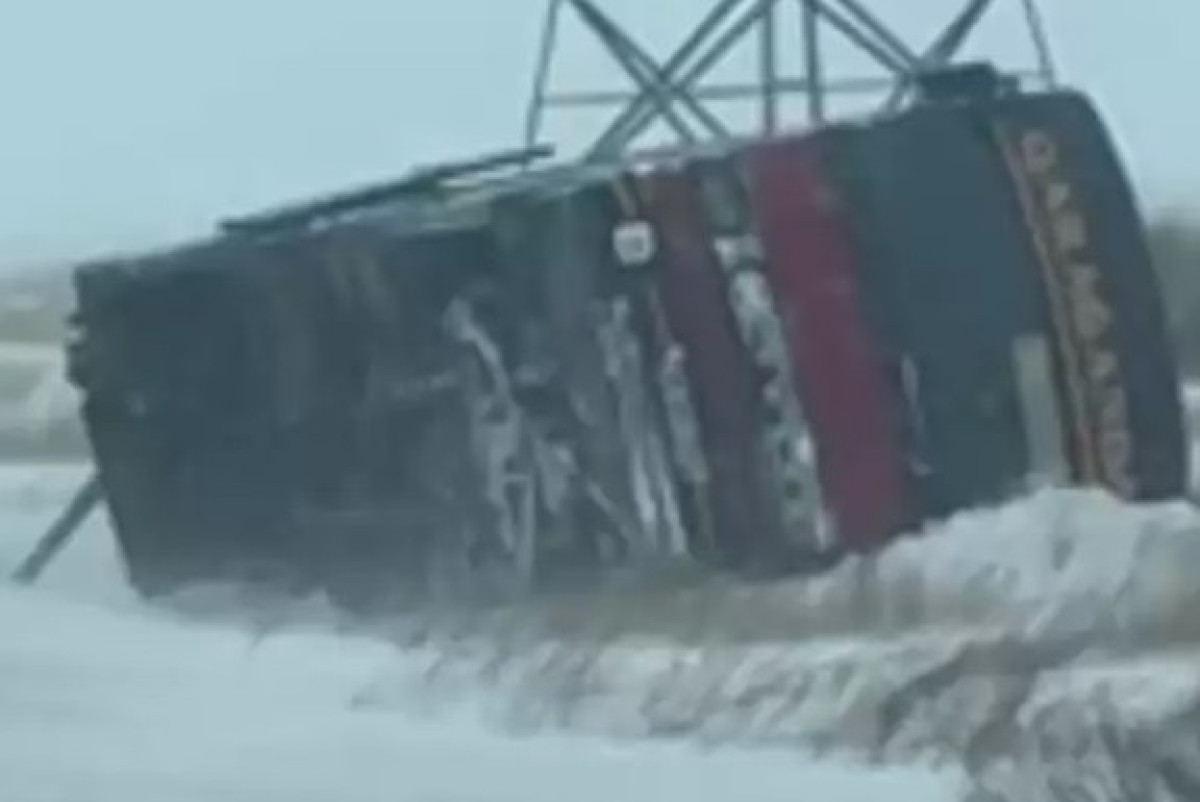 Ветер перевернул автобус с пассажирами в Карагандинской области