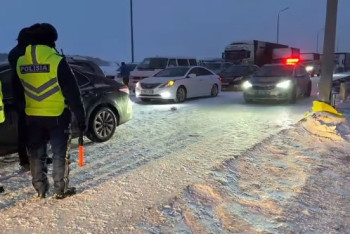 Фотография к новости: 700 авто и 1400 человек остаются на закрытых дорогах Акмолинской области