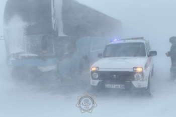 Фотография к новости: С заснеженных трасс в регионах Казахстана спасены водители и пассажиры