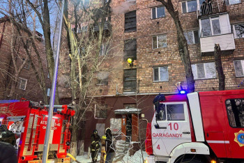 Фотография к новости: Пожарные в Караганде спасли двух человек