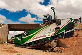 Фотография к новости: 19 жизней унесло падение автобуса с моста в Боливии