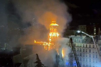 Здание ратуши загорелось в Париже