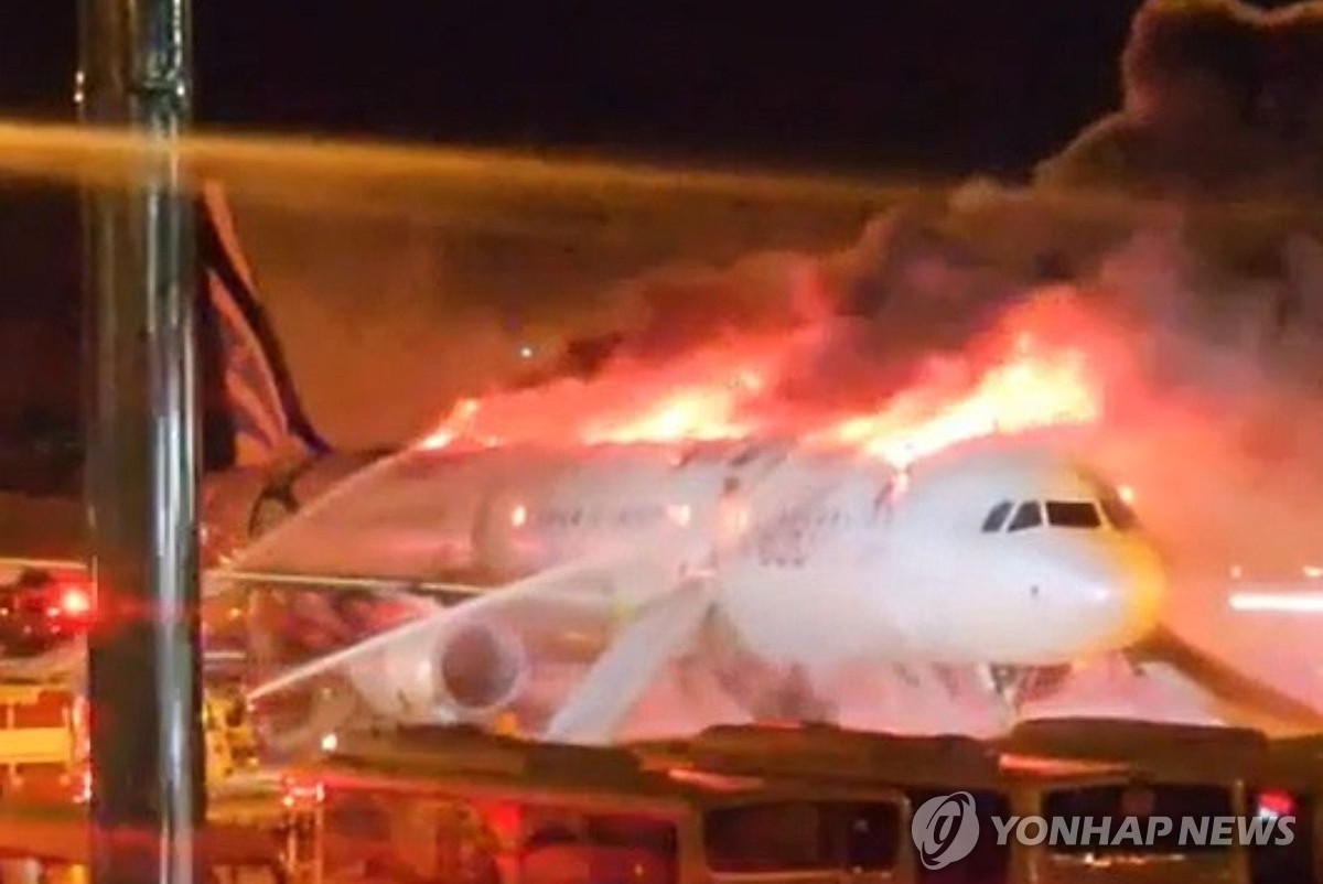 Пассажирский самолёт загорелся в аэропорту Пусана