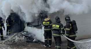 Пожар во дворе строящегося жилого комплекса потушили в Караганде