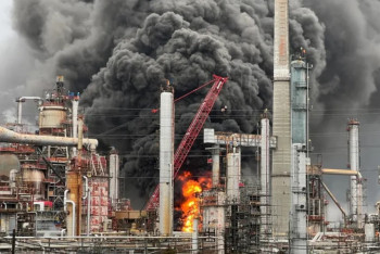 Фотография к новости: Взрыв прогремел на нефтезаводе в США: есть пострадавшие