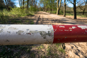 Фотография к новости: Мужчина сломал шлагбаум в ЖК Астаны и попал под суд