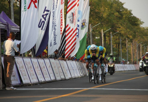 Фотография к новости: Золотая эстафета: Казахстан победил на чемпионате Азии по велоспорту