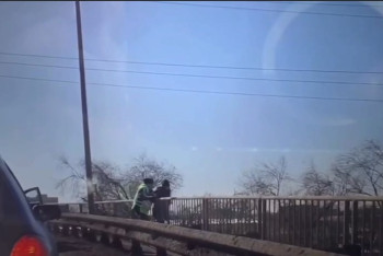 Девушка пыталась совершить суицид на мосту в Уральске