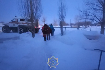 Фотография к новости: Тяжелобольную женщину транспортировали казахстанские спасатели на вездеходе