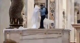 Мужчина разгромил алтарь над гробницей Святого Петра в Ватикане