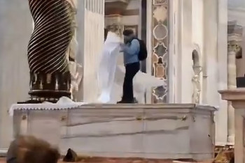 Фотография к новости: Мужчина разгромил алтарь над гробницей Святого Петра в Ватикане