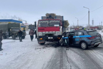 Фотография к новости: Полицейская машина угодила под КамАЗ в Семее