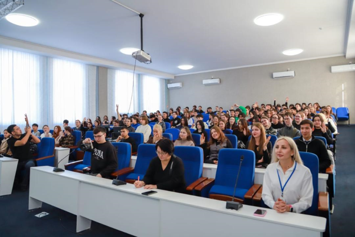 В Усть-Каменогорске состоялась встреча студентов в рамках программы "Таза Қазақстан"