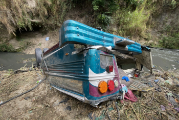 Фотография к новости: Более 50 человек погибли после падения автобуса с моста в Гватемале