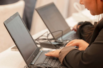 Фотография к новости: Нападение в лифте, "чёрные" телефоны и новые варианты НДС – Обзор BaigeNews