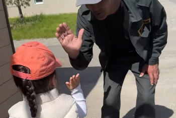 Охранник детсада в Астане покорил сердца малышей