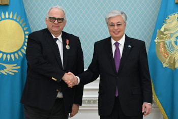 Фотография к новости: Токаев наградил главу Международной федерации борьбы орденом "Достык"