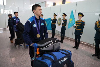 Фотография к новости: Казахстанские чемпионы Азии по шорт-треку прибыли в Астану