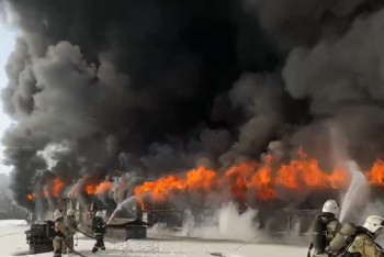 Черный дым окутал небо: Склад и офисное здание полыхают в Алматы