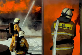 Крупный пожар на складах локализован в Алматы