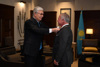 Фотография к новости: Токаев наградил Короля Абдаллу II орденом "Алтын Қыран"