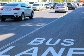 Жителям столицы временно разрешили ездить по автобусной полосе