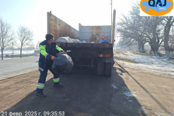 Казахстанцев попросили не выбрасывать мусор на дорогах