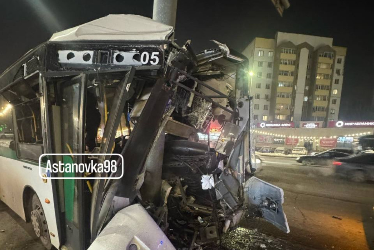 Автобус врезался в столб в Астане