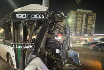 Фотография к новости: Автобус врезался в столб в Астане