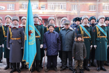 Фотография к новости: Гвардейцы растрогали 101-летнего ветерана войны