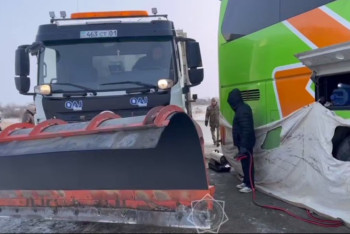 Фотография к новости: Автобус с иностранцами застрял на трассе в Костанайской области