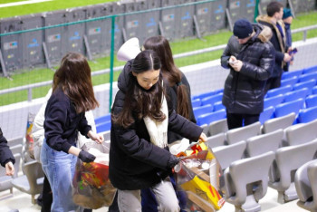 Фотография к новости: Уборка мусора вместо драки: болельщики продолжили новую традицию  после матча за Суперкубок Казахстана