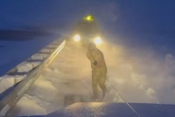 Фотография к новости: Инкасаторская машина застряла в снежном заносе в Актюбинской области