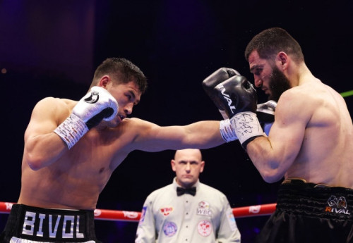 Фотография к новости: Бивол победил Бетербиева в реванше и стал абсолютным чемпионом мира