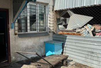 Фотография к новости: В полуразрушенном здании школы-интерната живут дети в Алматинской области