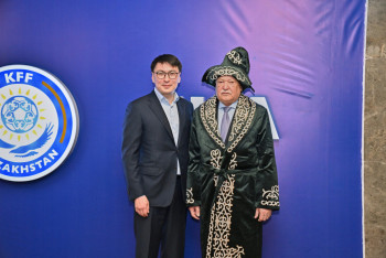 Фотография к новости: Вице-президент ФИФА примерил чапан в офисе Казахстанской федерации футбола