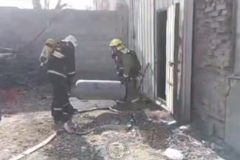 Фотография к новости: Спасатели вынесли 15 газовых баллонов из горящего цеха в Таразе