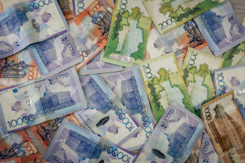 Почти 285 млрд тенге: Пенсионные накопления казахстанцев ушли в минус