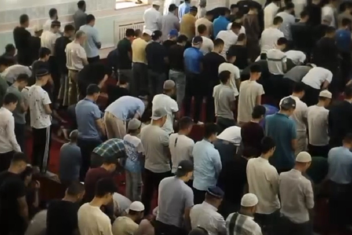 Школьников на пятничном намазе и мигрантов обнаружили в мечети Шымкента